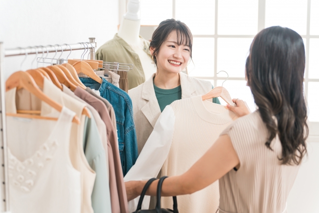 レディースアパレル販売スタッフ＜急募＞ 時給１３５０円！月収２０万円以上も可能でしっかり稼げます。 富山大和内の勤務で公共交通機関での通勤らくらく♪