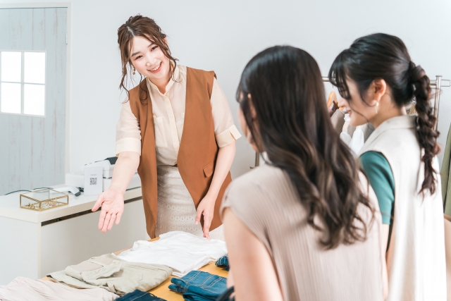 百貨店内アパレルブランドショップで幅の広い提案をしませんか？◎週3日勤務～OK！◎経験者歓迎 ◎時給1300円～　月収１4万円以上可